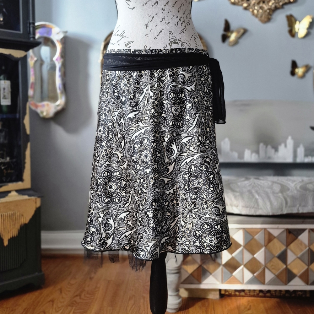 Wrapper Black and Cream Floral Midi Skirt Medium